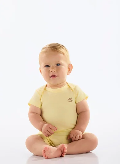 Macaquinho Unissex Bebê em Suedine Essentials (Amarelo) Up Baby