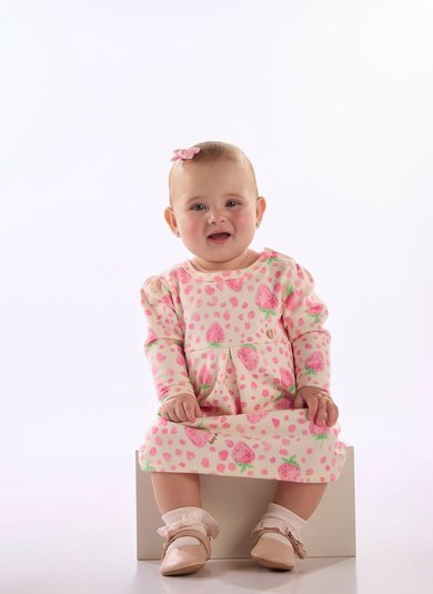 Vestido Infantil em Malha Peluciada com Estampa de Morangos Off White